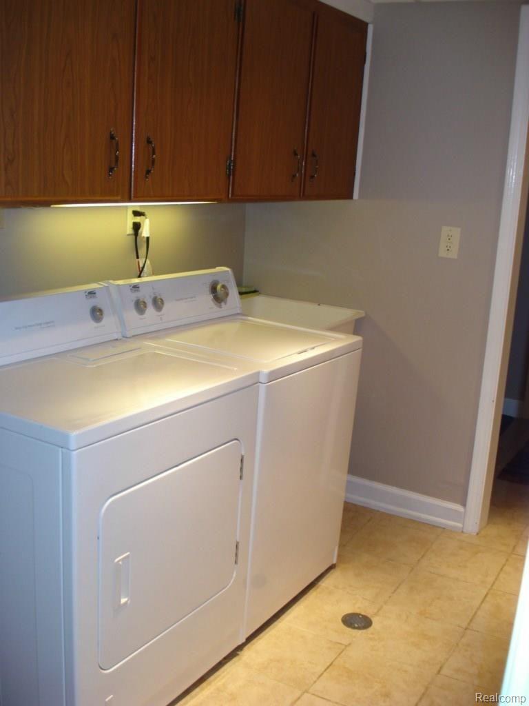 5474 Whipple Lake Road Clarkston, MI 48348 - Photo 30 of 47 Laundry