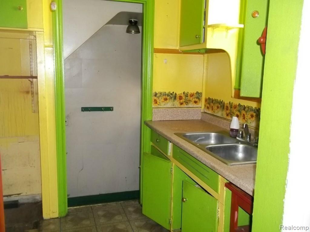 13551 Ashton Road Detroit, MI 48223 - Photo 4 of 8 100_1472.jpg