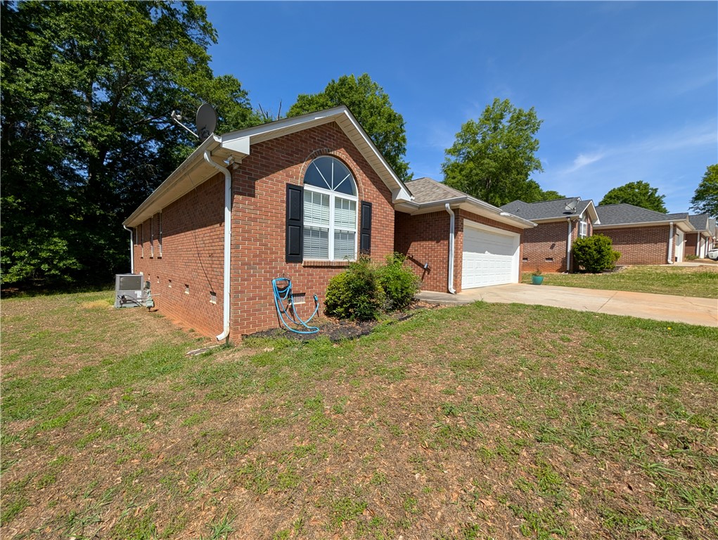 124 Woodbridge Court Anderson, SC 29621 - Photo 3 of 15 This classic brick residence features an attached garage and offers a peaceful suburban setting.