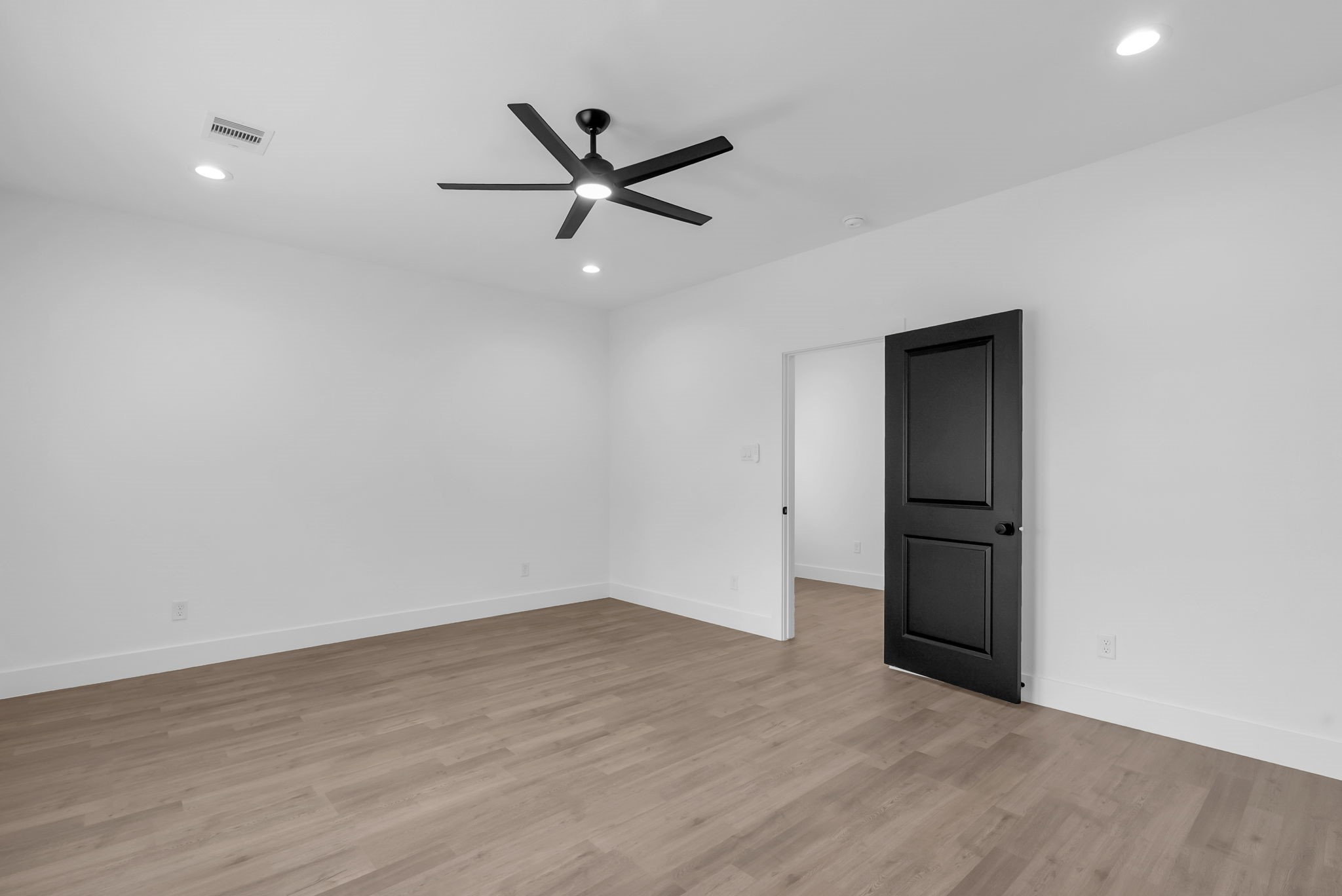 8136 Chateau Street Houston, TX 77028 - Photo 32 of 46 Primary bedroom