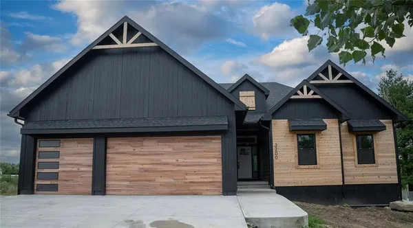 $469,000 | 3200 Junction Drive, Harrisonville, MO 64701