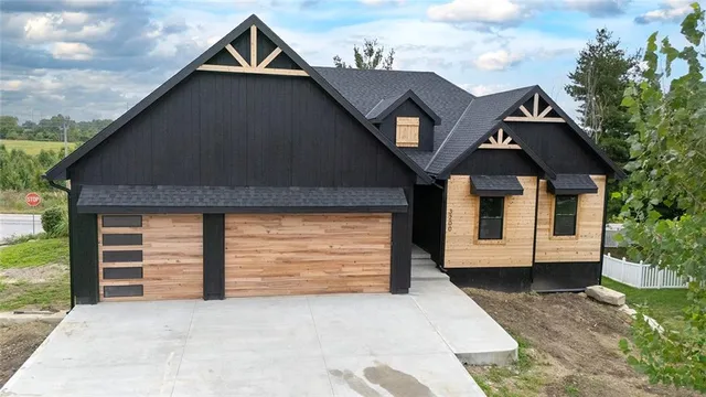 $475,000 | 3200 Junction Drive, Harrisonville, MO 64701