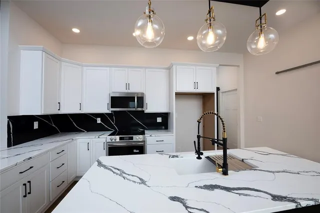 $475,000 | 3200 Junction Drive, Harrisonville, MO 64701