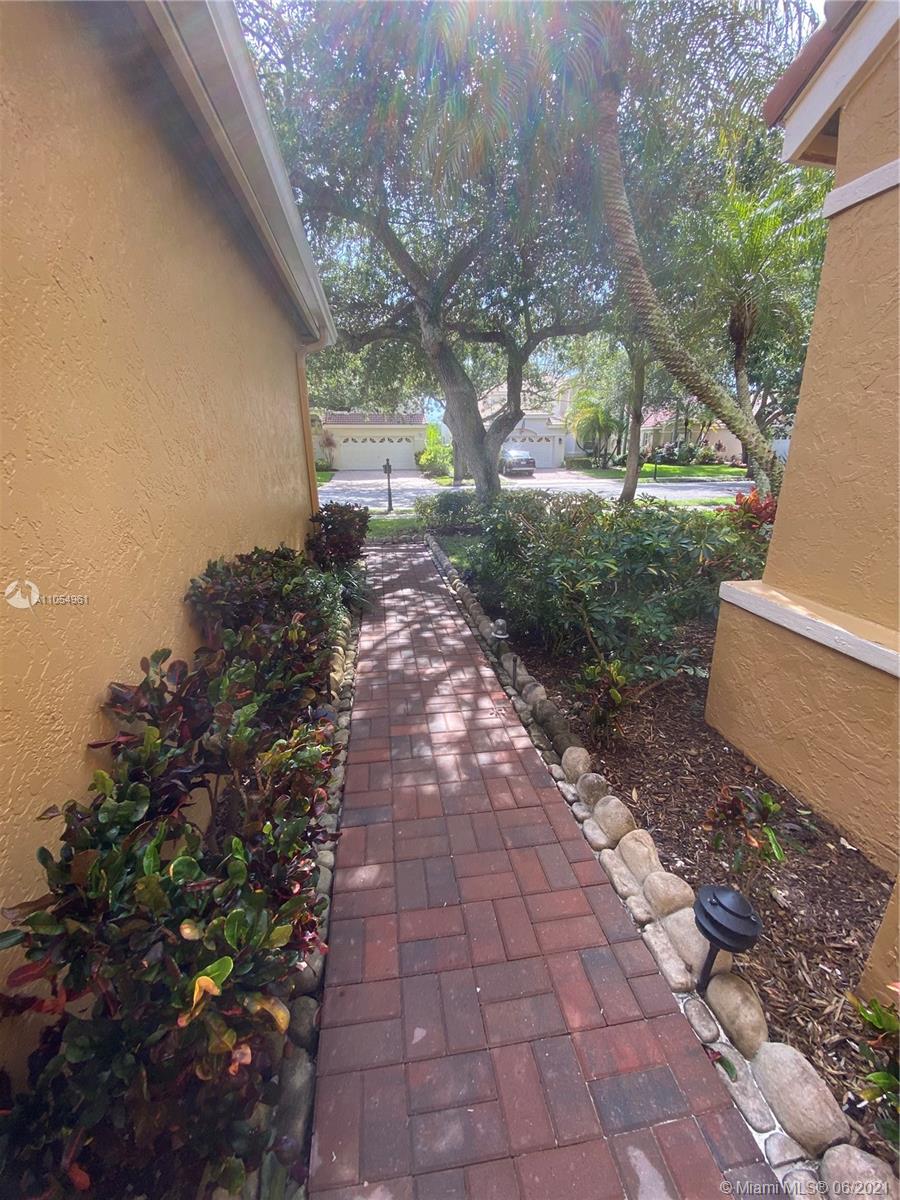 1435 Seabay Road Weston, FL 33326 - Photo 4 of 34 Gallery Image 4
