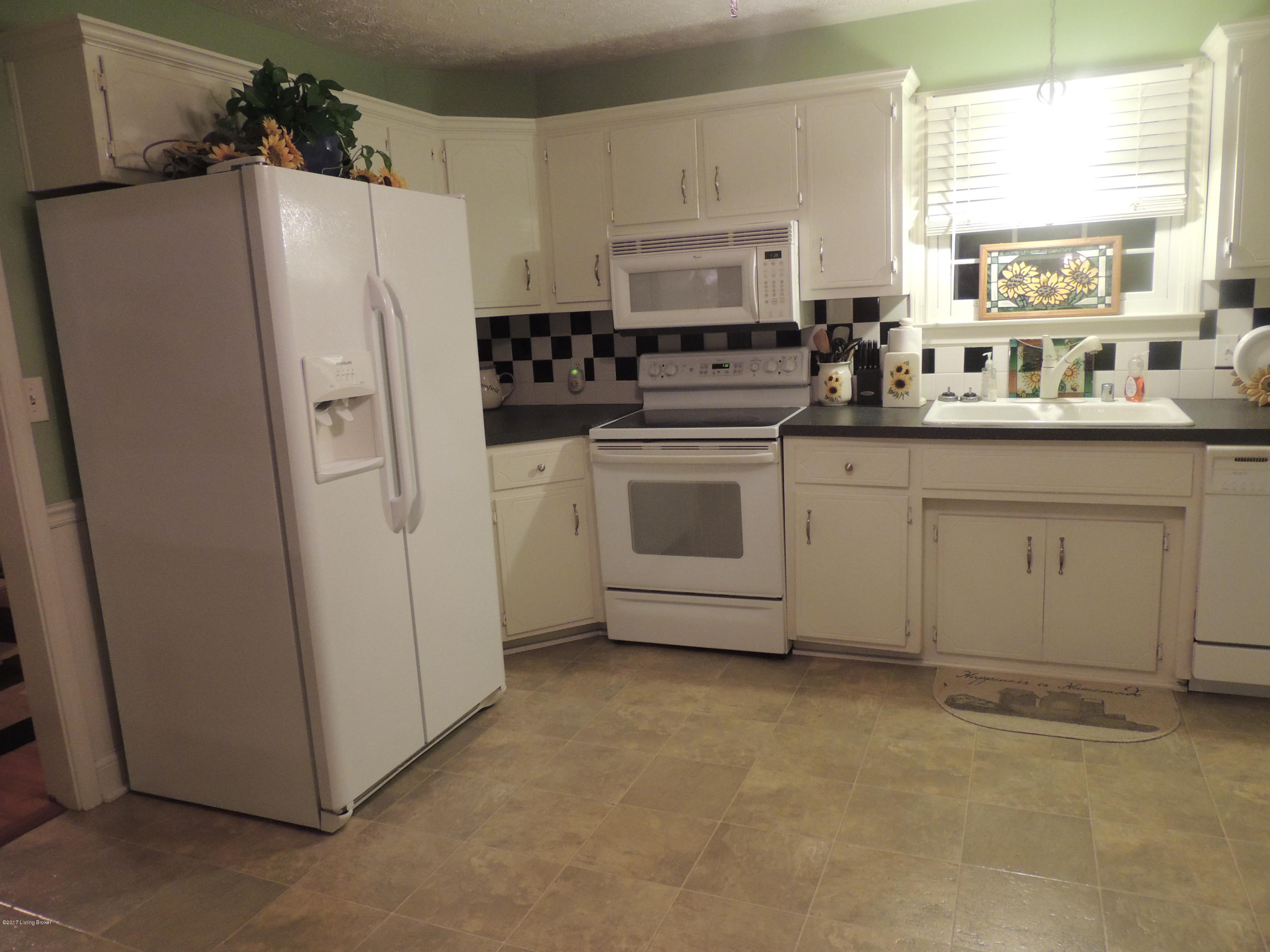 146 Riverside Drive Bloomfield, KY 40008 - Photo 13 of 33 Kitchen 3
