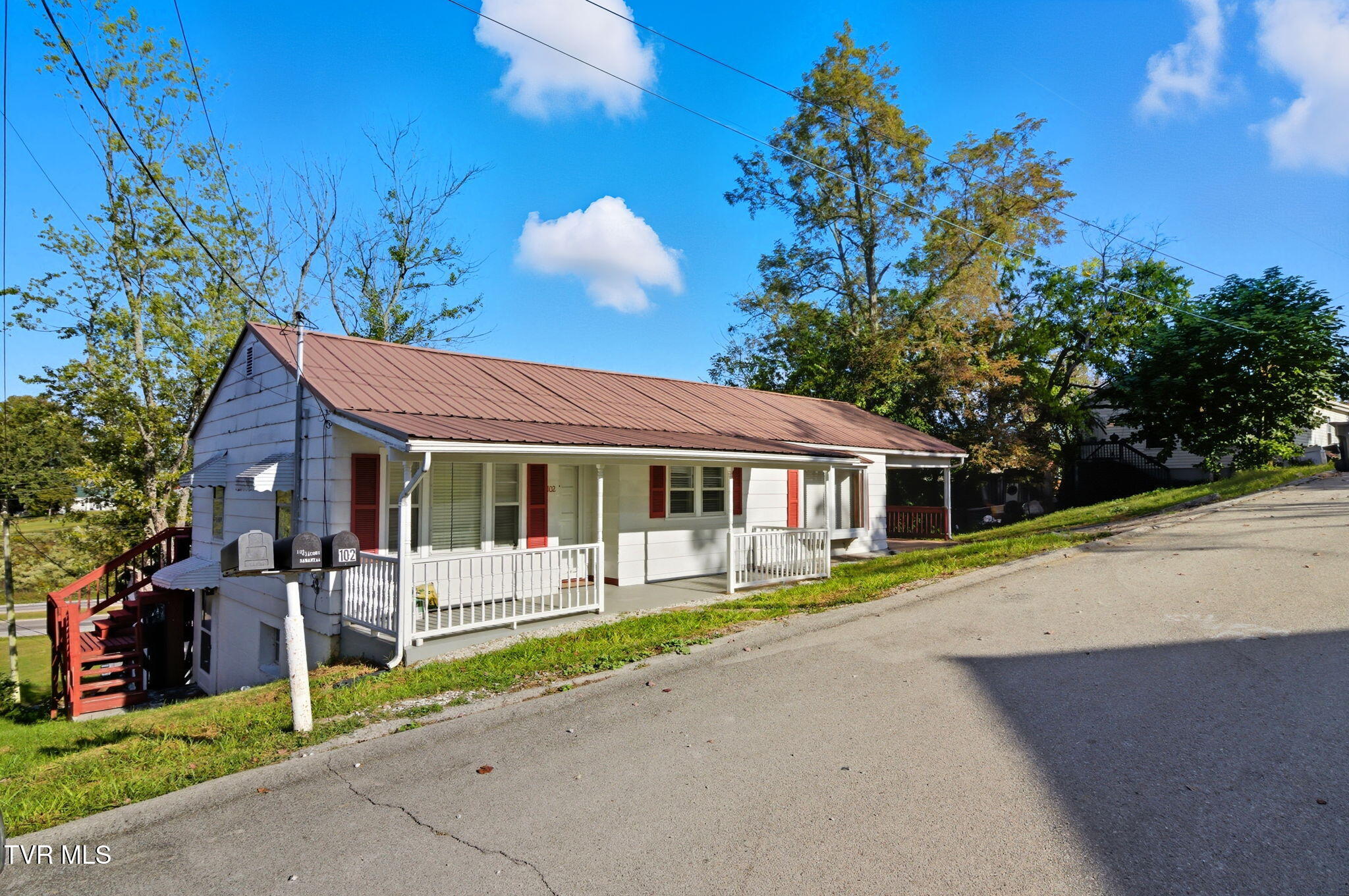 102 Perry Street Greeneville, TN 37745 - Photo 2 of 26 1-web-or-mls-DZ3A5473