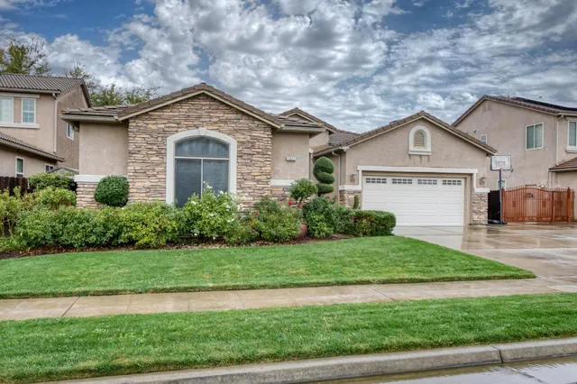 $560,000 | 5945 North La Paz Avenue, Fresno, CA 93723