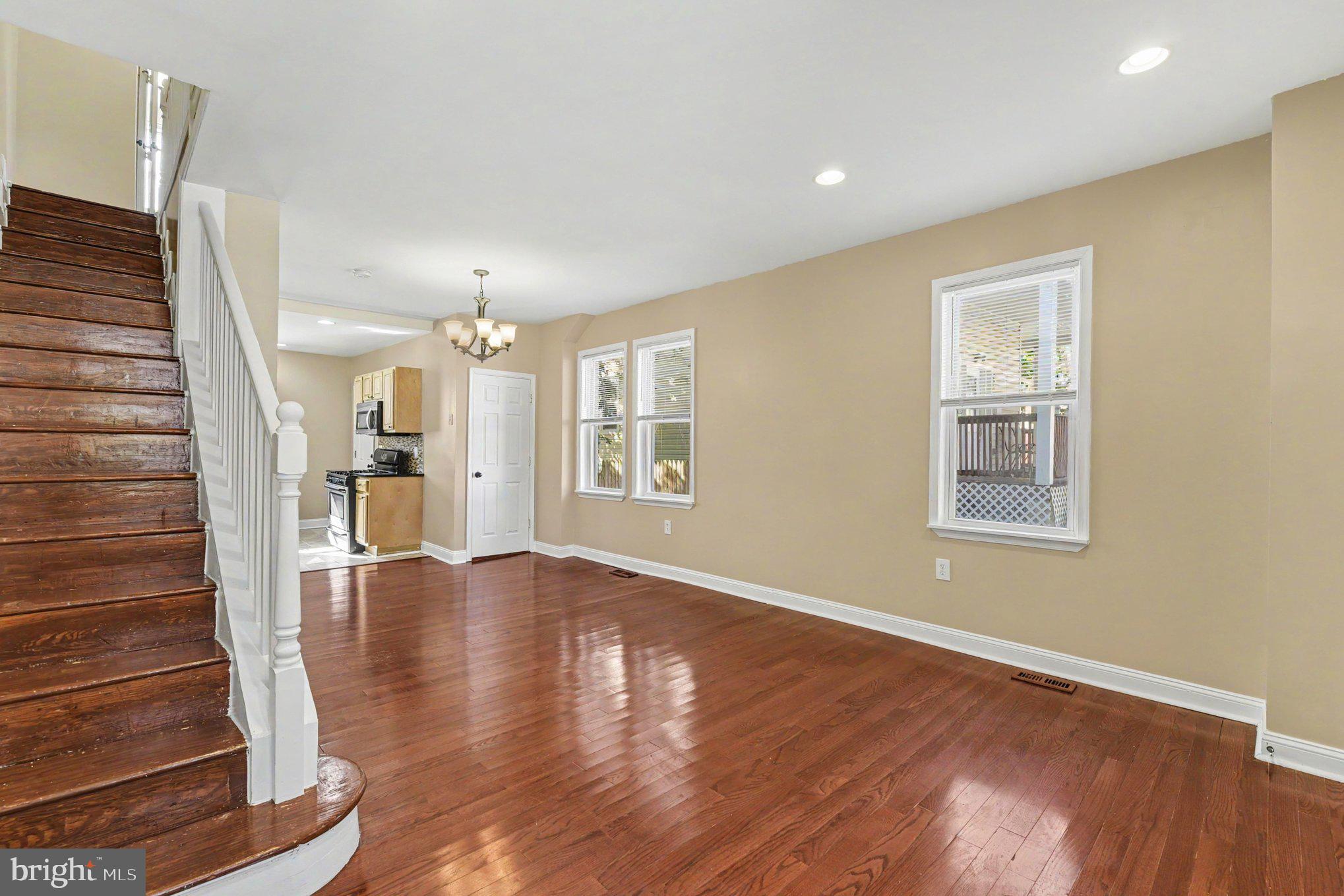 537 Benninghaus Road Baltimore, MD 21212 - Photo 4 of 31 Living Room