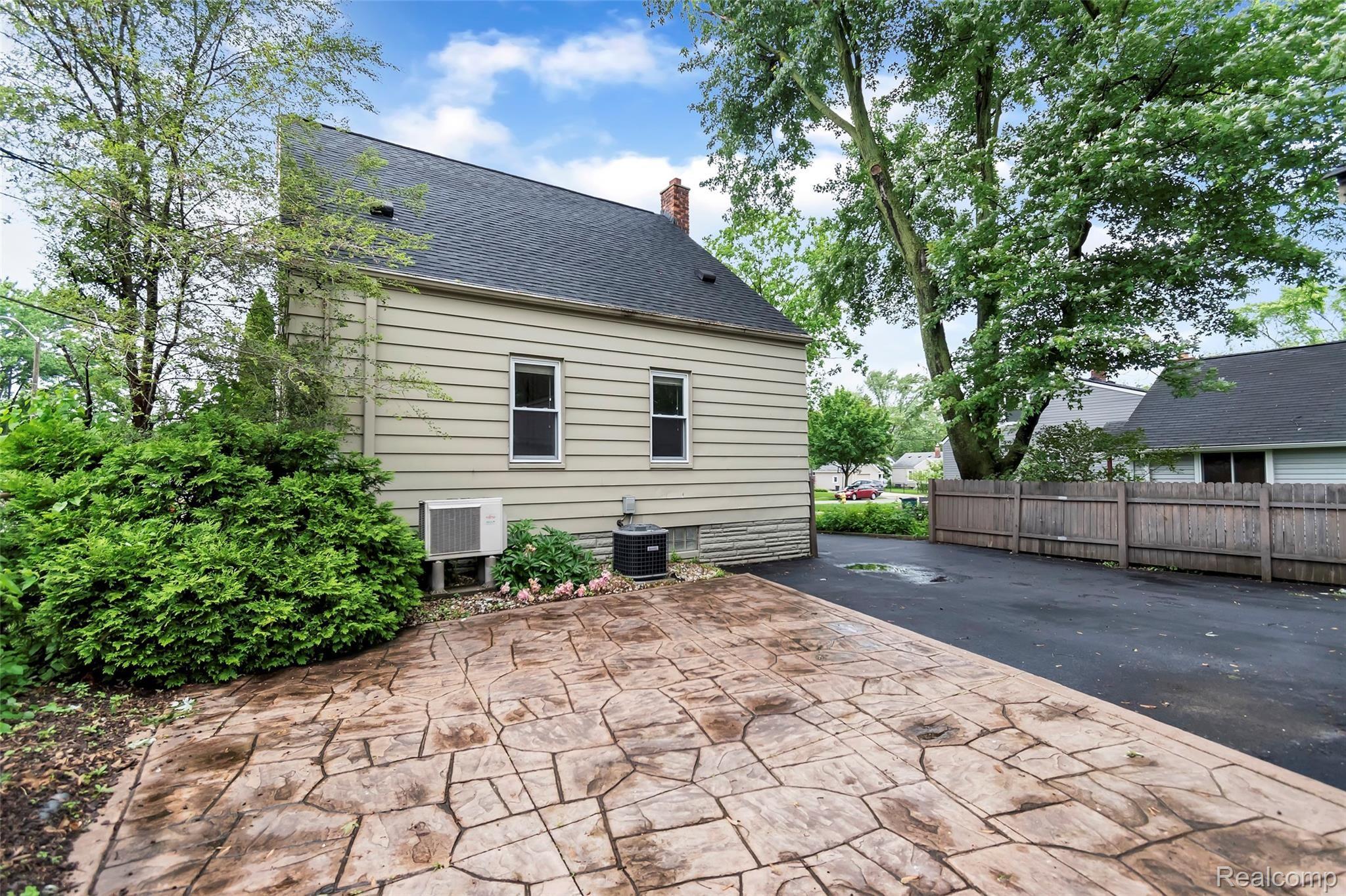 1889 Harvard Road Berkley, MI 48072 - Photo 40 of 42 1889-Harvard-Rd-Berkley-MI-windowstill-44.jpg