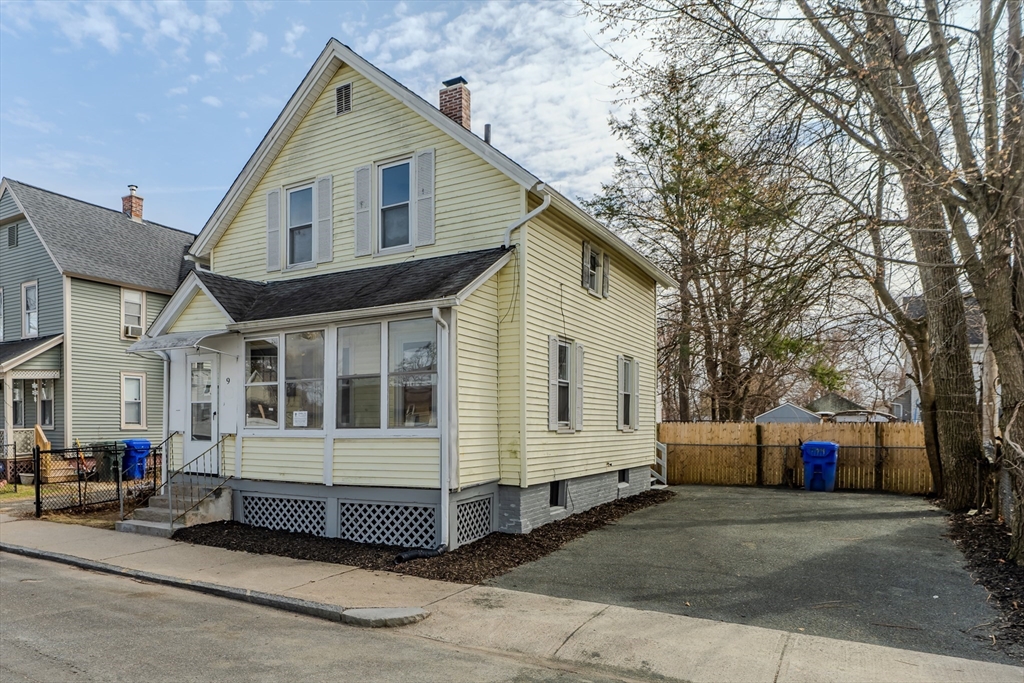 9 Ladd Street Springfield, MA 01109 - Photo 22 of 25 a view of front a house