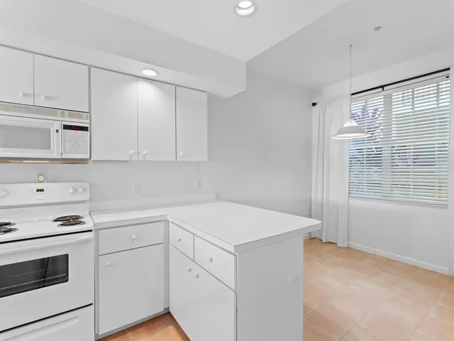 $2,900 | 5540 North Harbor Village Drive, Unit 103, Vero Beach, FL 32967