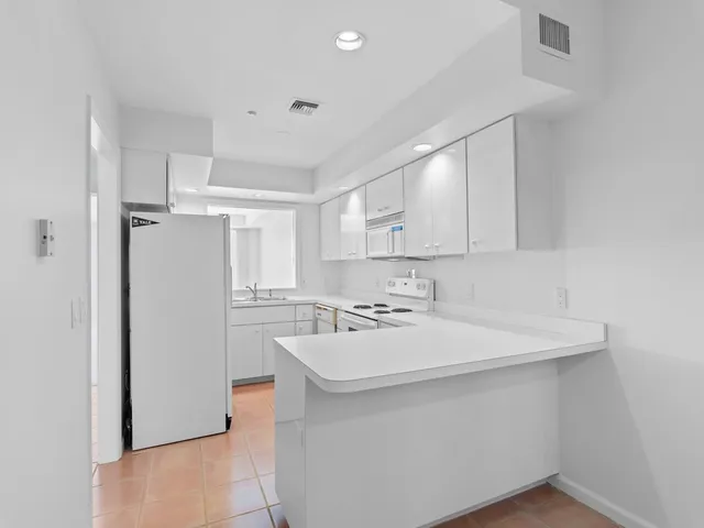 $2,900 | 5540 North Harbor Village Drive, Unit 103, Vero Beach, FL 32967