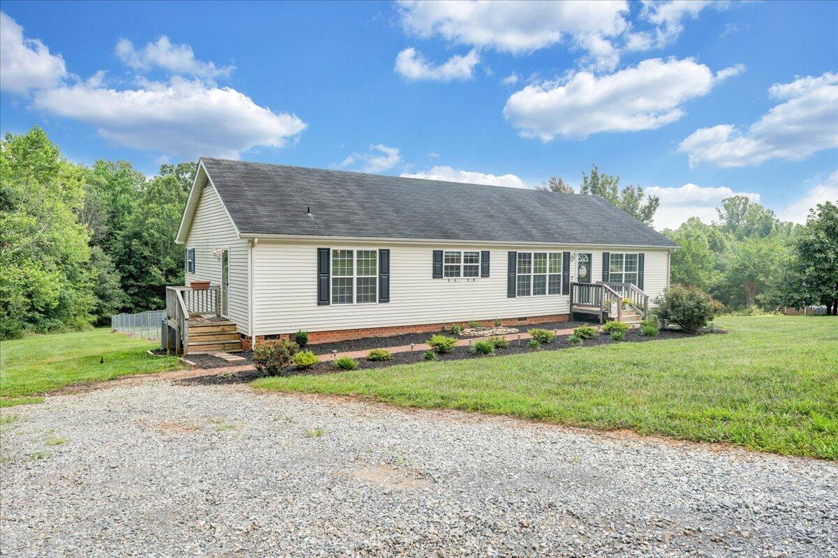 1064 Lipscomb Road Moneta, VA 24121 - Photo 2 of 31 40-MIB01016