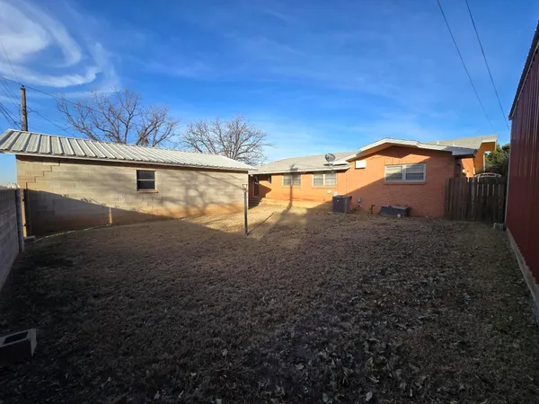a view of a backyard