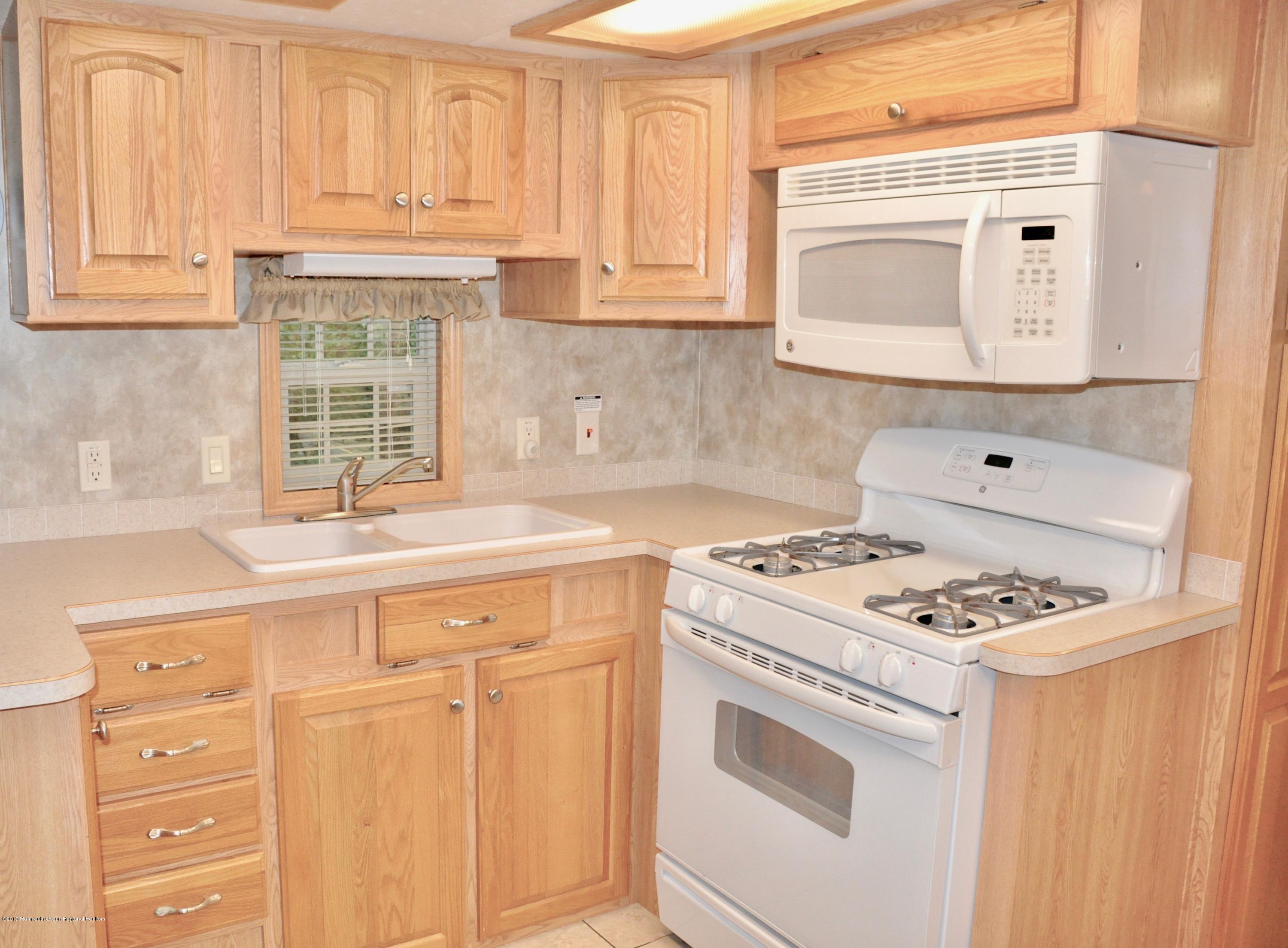 724 Route 537 Cream Ridge, Unit 69 Cream Ridge, NJ 08514 - Photo 5 of 21 Kitchen