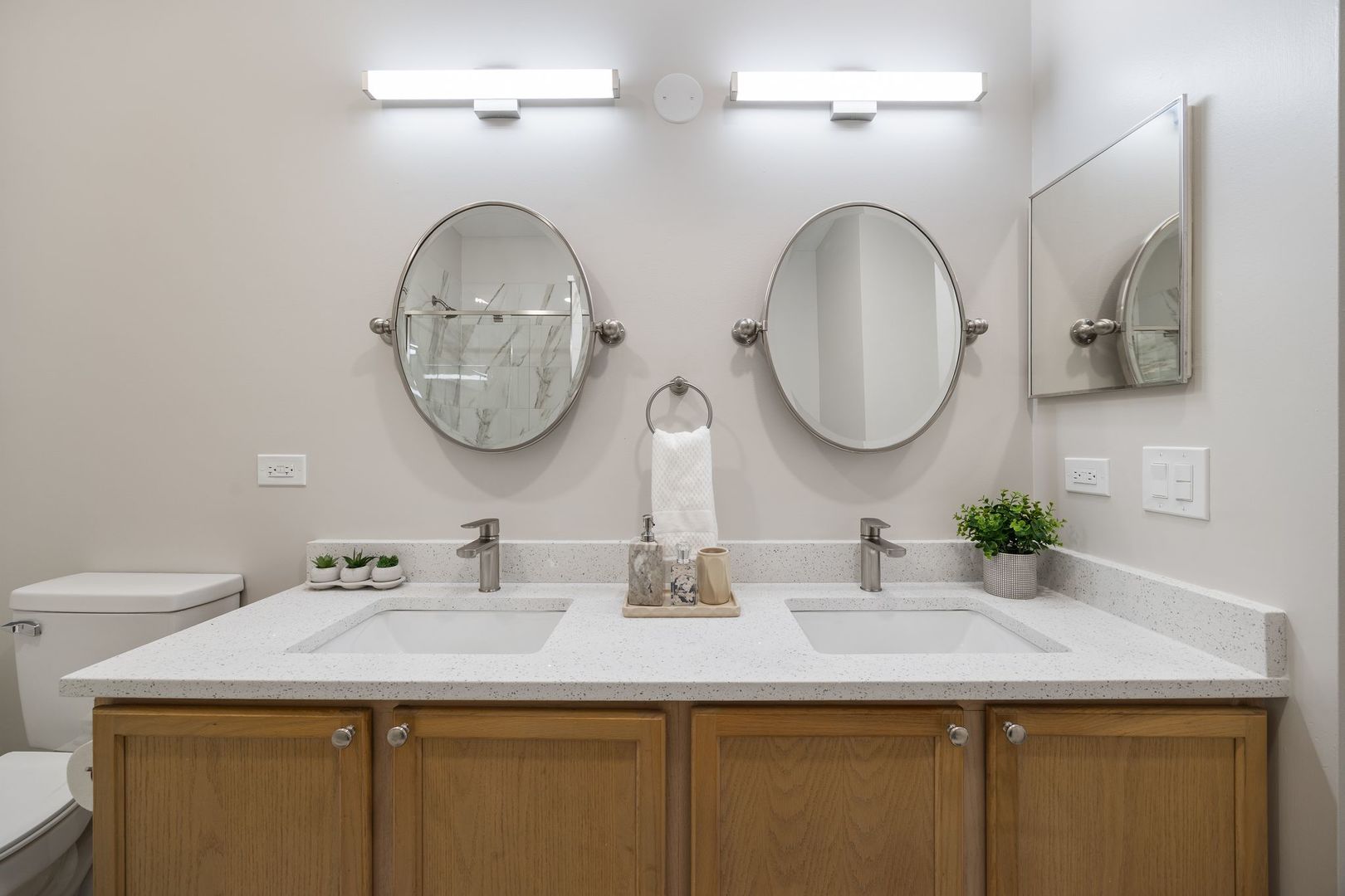 8232 Concord Lane, Unit B Justice, IL 60458 - Photo 23 of 32 a bathroom with 2 sink and a mirror