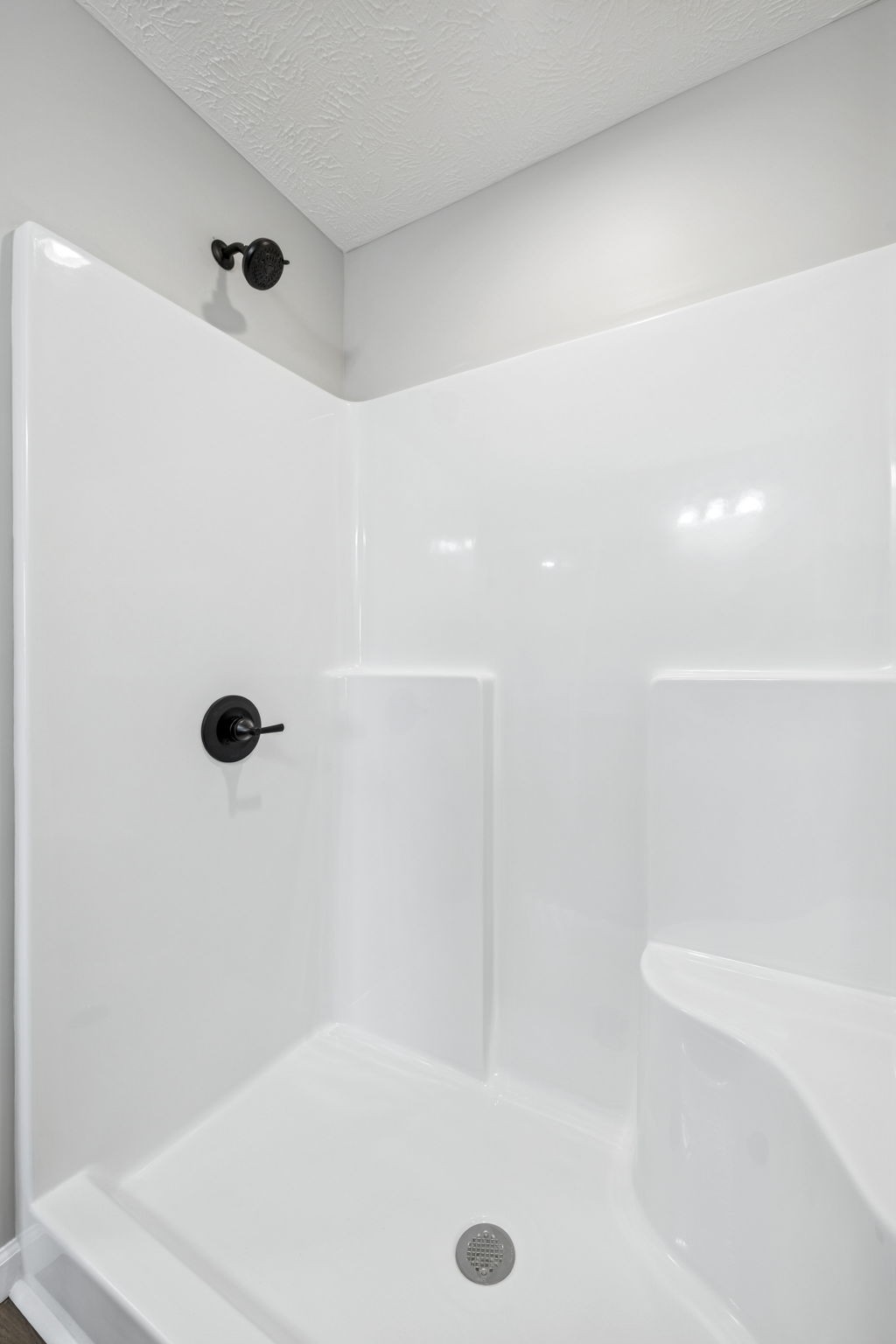 2649 Oak Knob Road Lafayette, TN 37083 - Photo 18 of 34 a bathroom with a tub