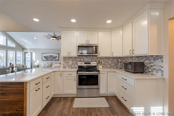 $1,485,000 | 999 Imperial Point Drive, Four Seasons, MO 65049