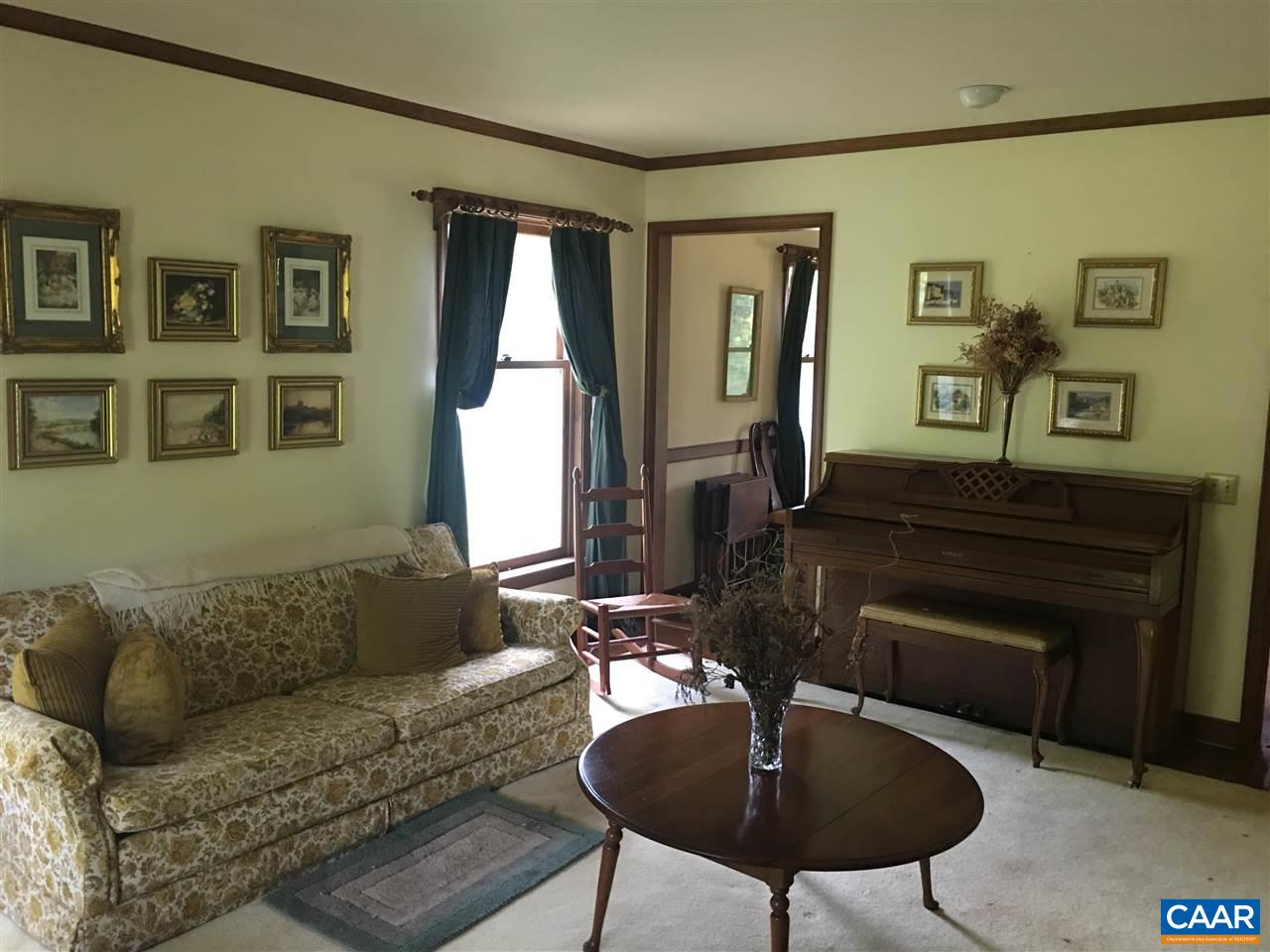 5224 Shelby Road Rochelle, VA 22738 - Photo 3 of 25 a living room with furniture and a fireplace