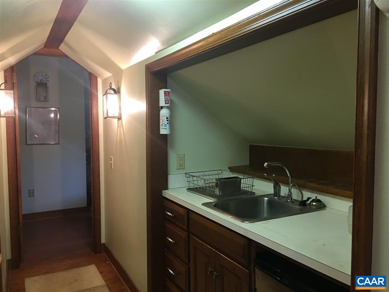 5224 Shelby Road Rochelle, VA 22738 - Photo 4 of 25 a bathroom with a sink and mirror