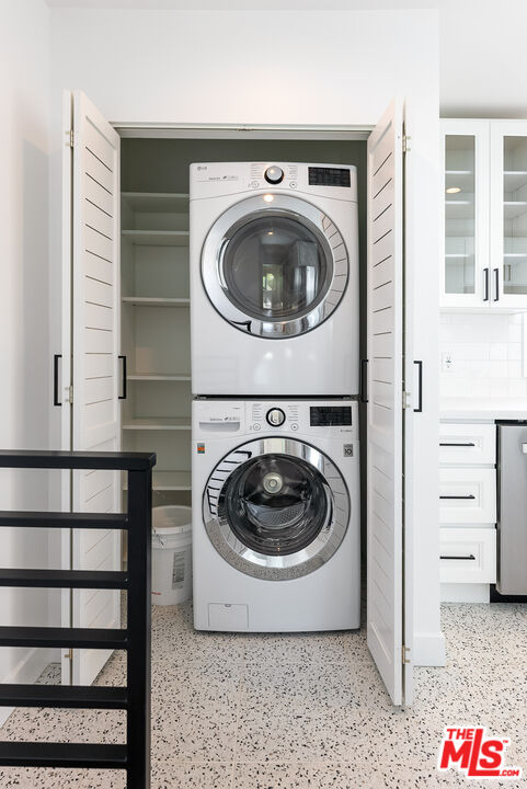 1253 South Rimpau Boulevard Los Angeles, CA 90019 - Photo 16 of 71 a utility room with dryer and washer