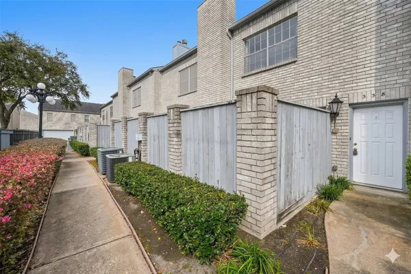 $1,850 | 338 Wilcrest Drive, Unit 338, Houston, TX 77042