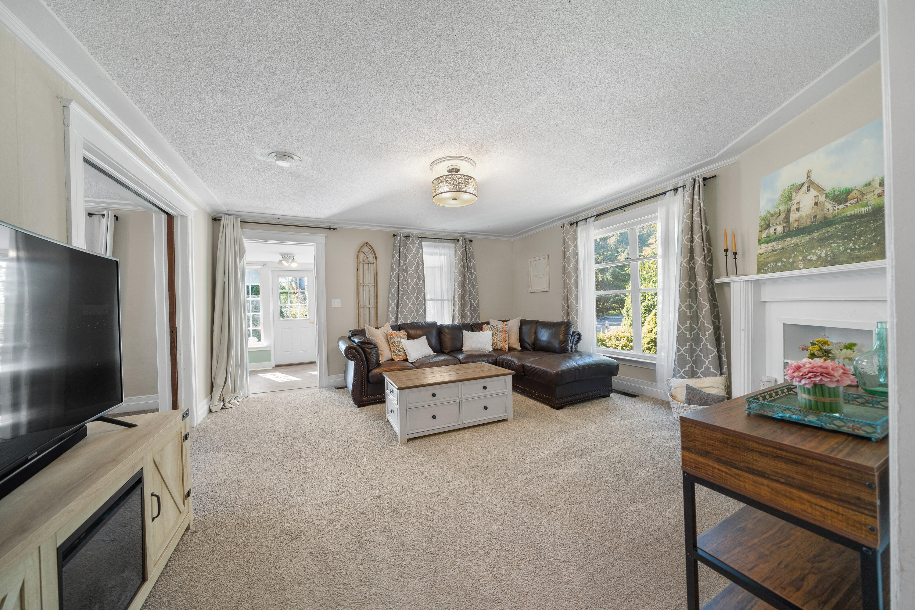 1451 Bogie Lake Road White Lake, MI 48383 - Photo 10 of 40 living room