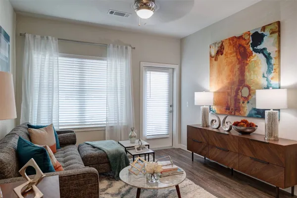 $1,810 | 3530 West 12th Street, Unit C1, Houston, TX 77008