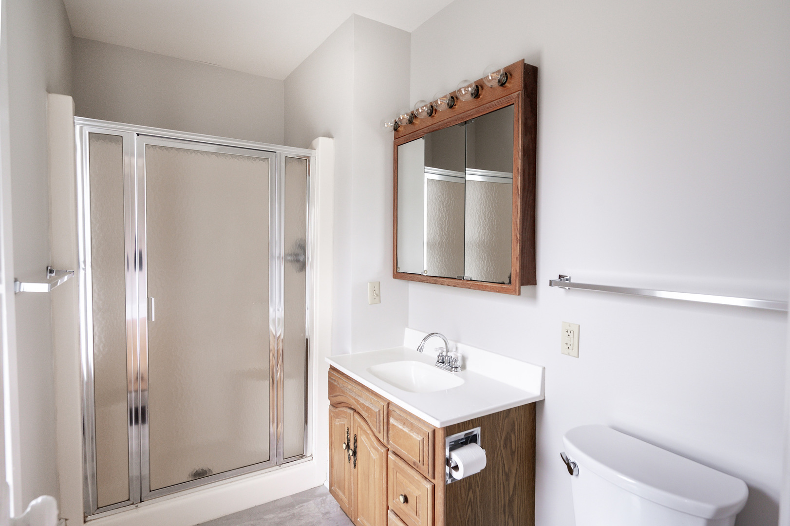 102 Vale Street Bloomington, IL 61701 - Photo 21 of 35 a bathroom with a sink vanity and a mirror