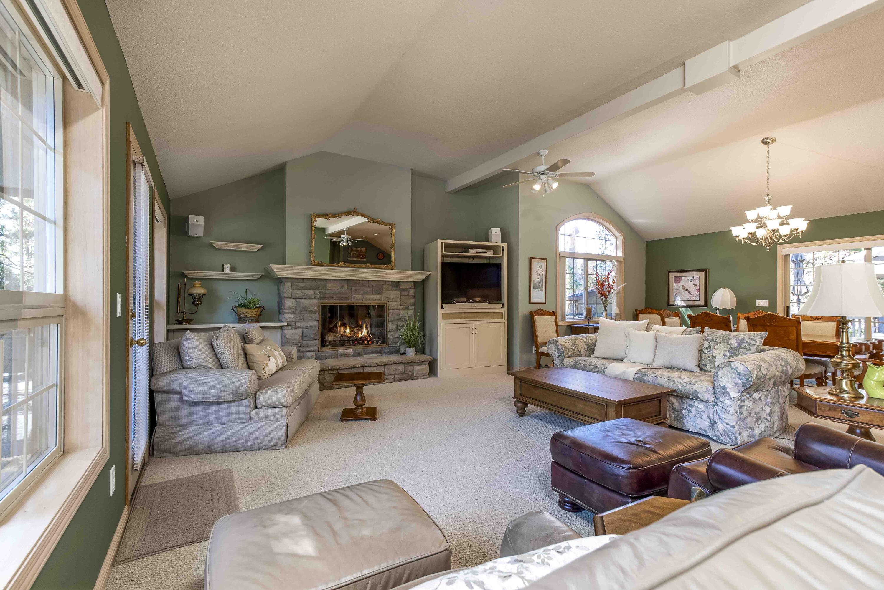 Vaulted Bright Great Room