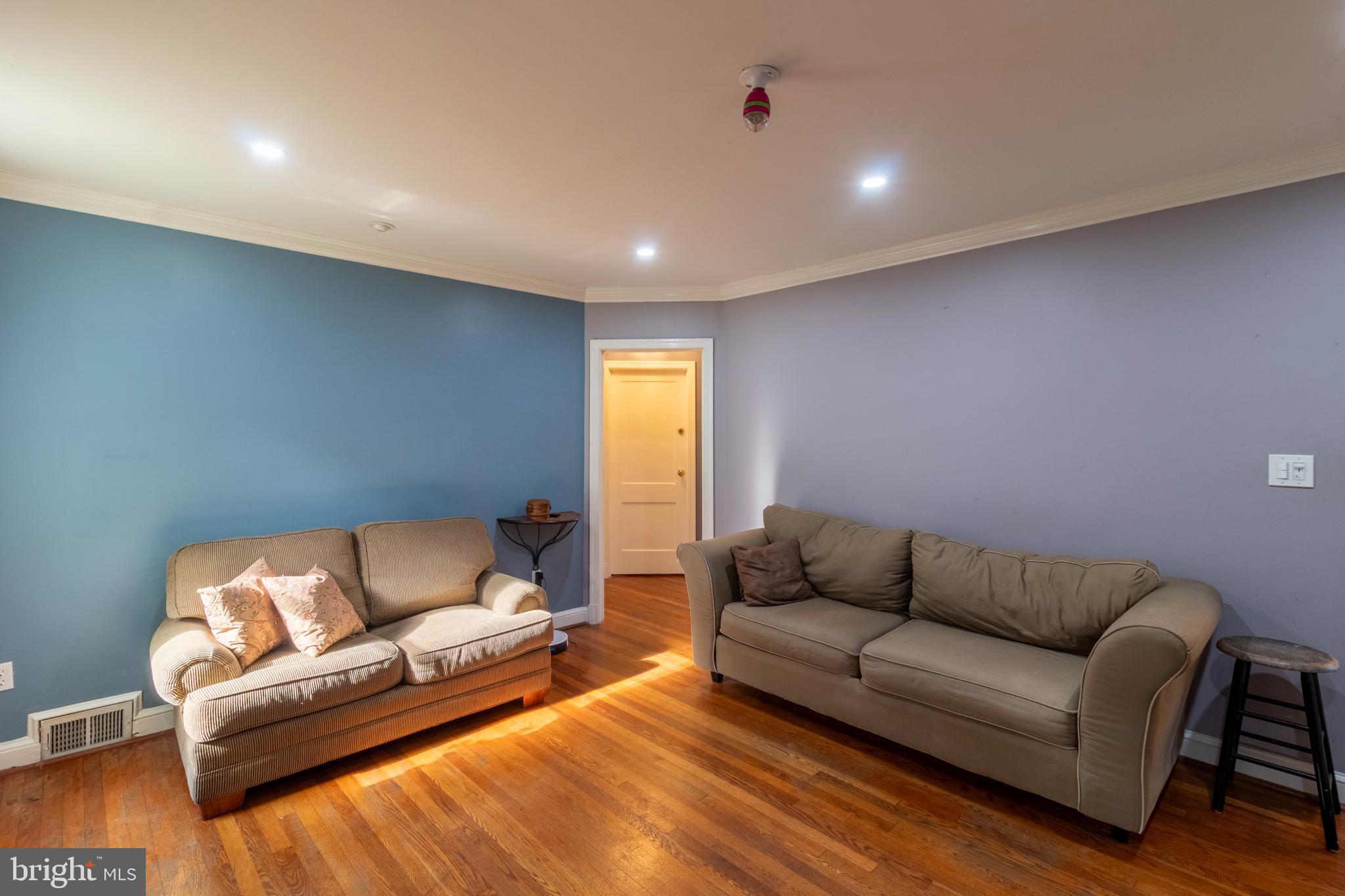 706 Forest Glen Road Silver Spring, MD 20901 - Photo 12 of 40 a living room with furniture and a couch