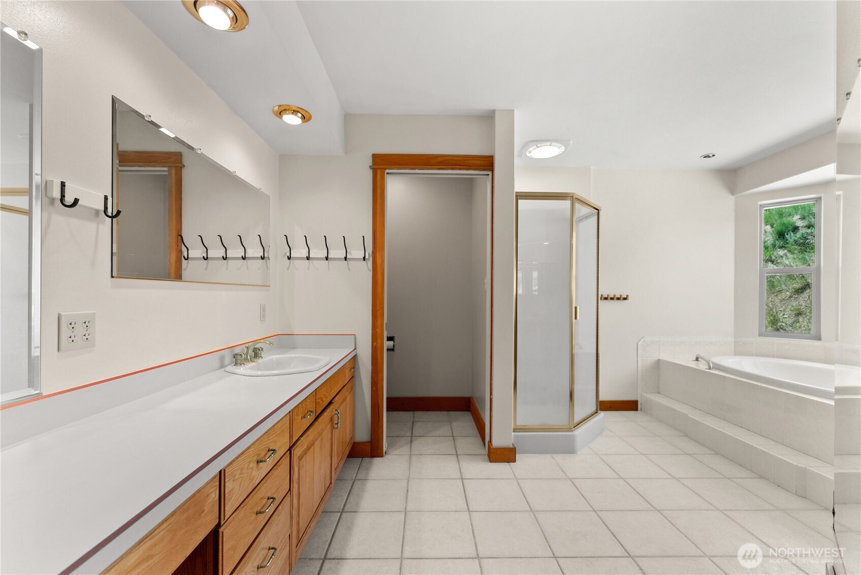 427 Rendezvous Road Winthrop, WA 98862 - Photo 27 of 40 a bathroom with a bathtub and a sink