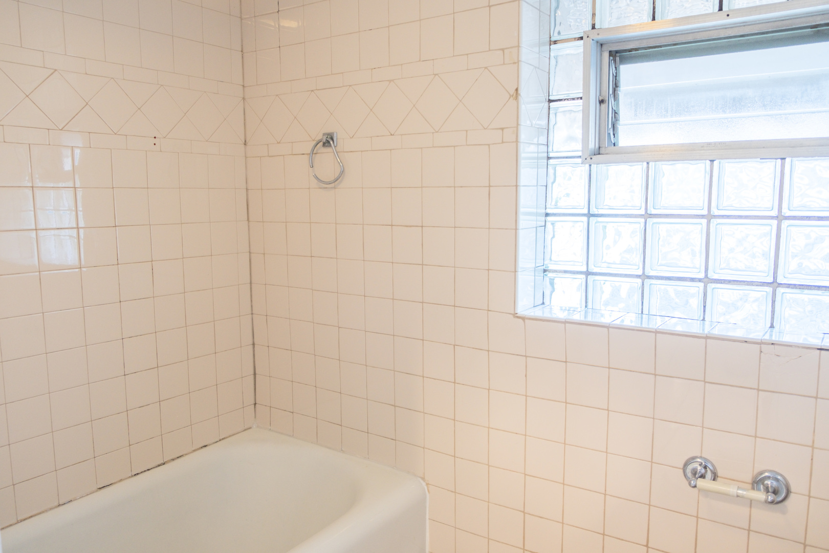 5445 West 64th Street, Unit 2 Chicago, IL 60638 - Photo 26 of 37 a bathroom with a bathtub