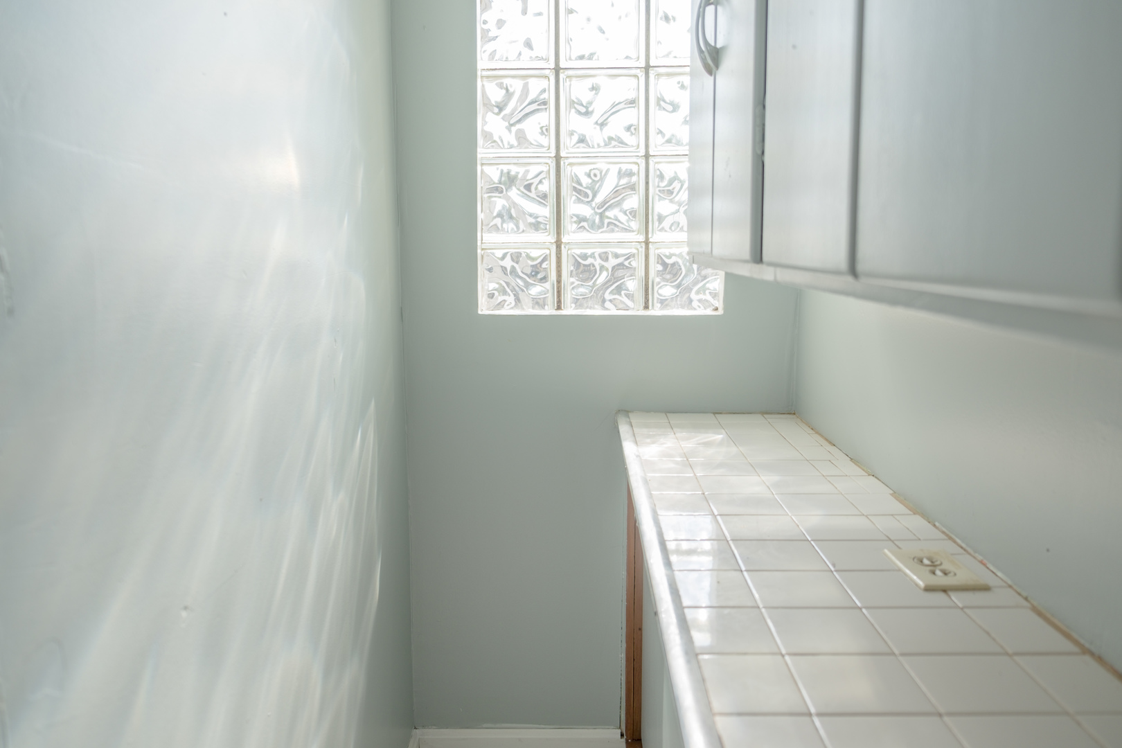 5445 West 64th Street, Unit 2 Chicago, IL 60638 - Photo 33 of 37 an empty room with windows