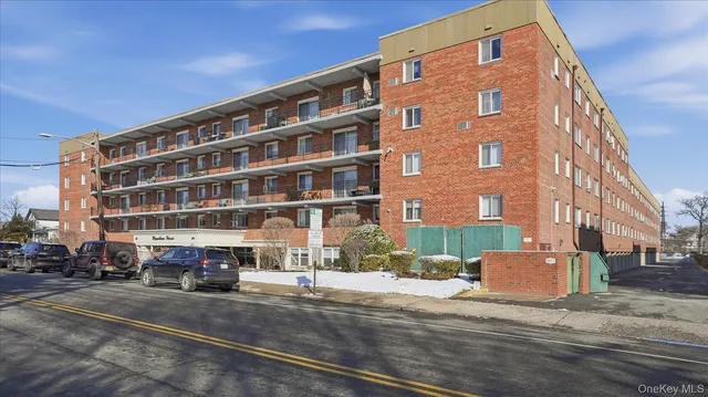 $299,999 | 200 Atlantic Avenue, Unit 226, Lynbrook, NY 11563
