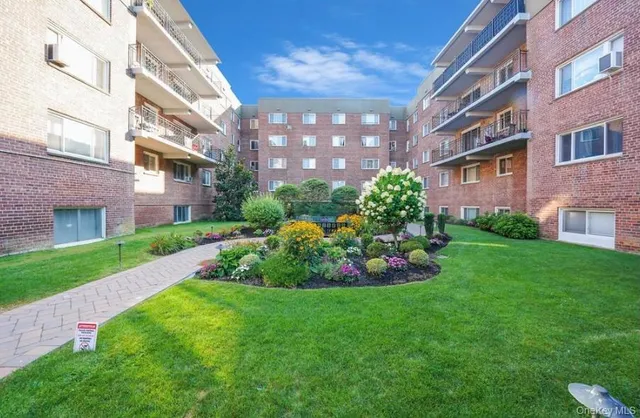 $299,999 | 200 Atlantic Avenue, Unit 226, Lynbrook, NY 11563