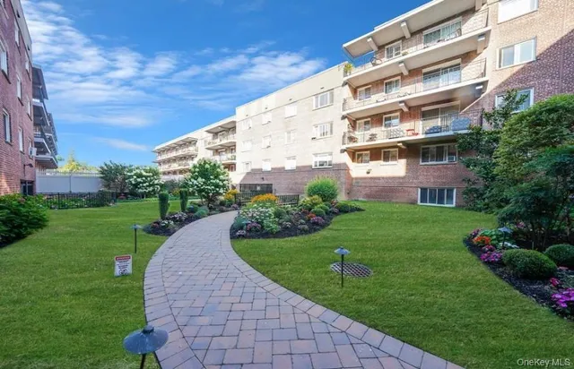 $299,999 | 200 Atlantic Avenue, Unit 226, Lynbrook, NY 11563