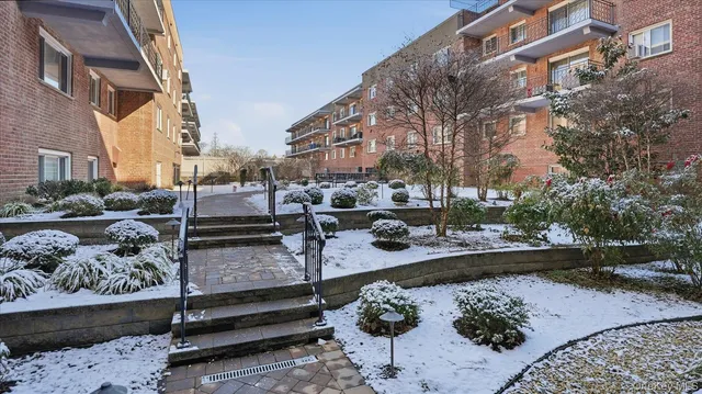 $299,999 | 200 Atlantic Avenue, Unit 226, Lynbrook, NY 11563