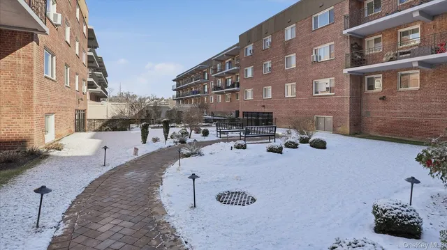 $299,999 | 200 Atlantic Avenue, Unit 226, Lynbrook, NY 11563