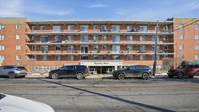 $299,999 | 200 Atlantic Avenue, Unit 226, Lynbrook, NY 11563