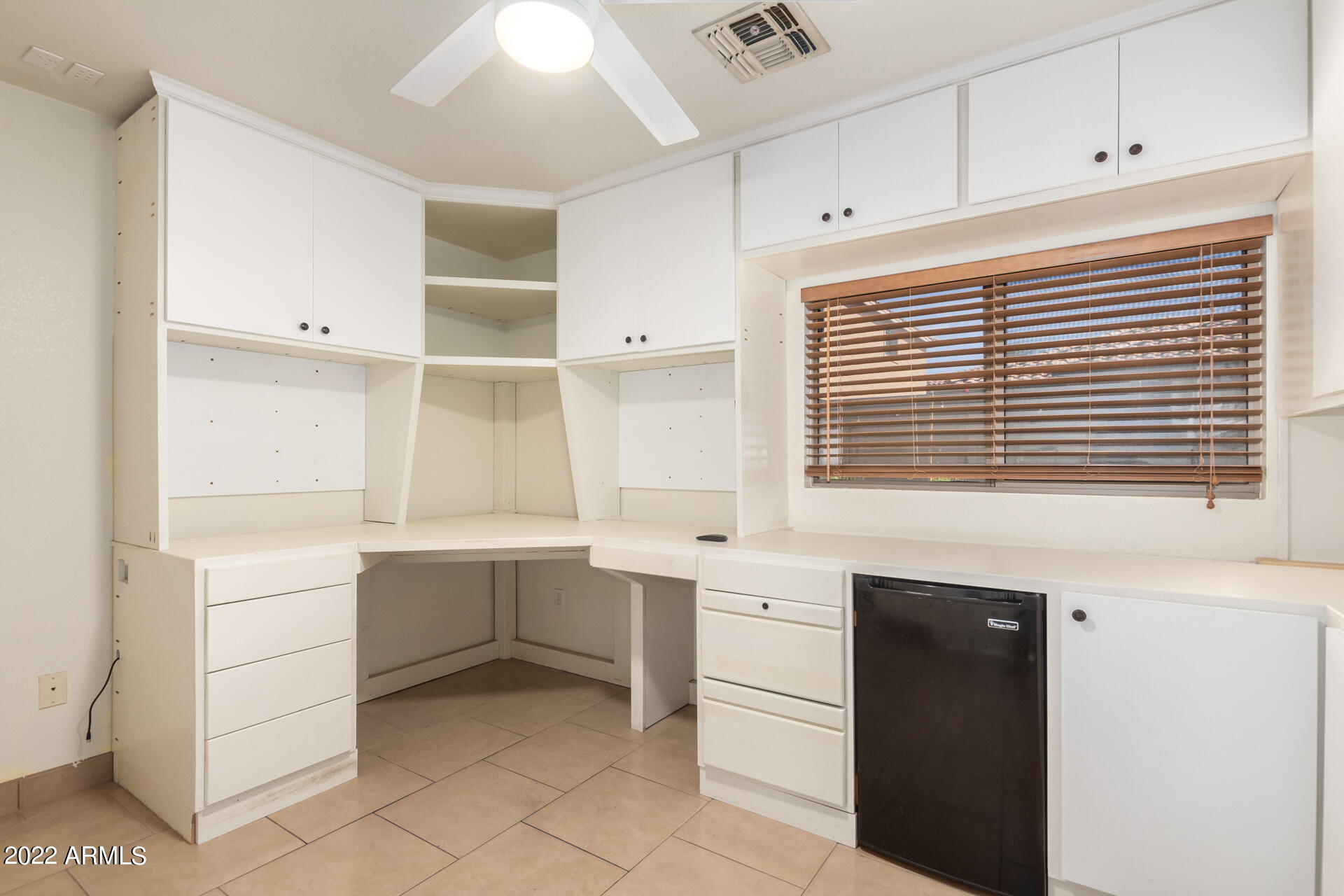 3307 South Bowman Road Apache Junction, AZ 85119 - Photo 7 of 28 a kitchen with a window and cabinets