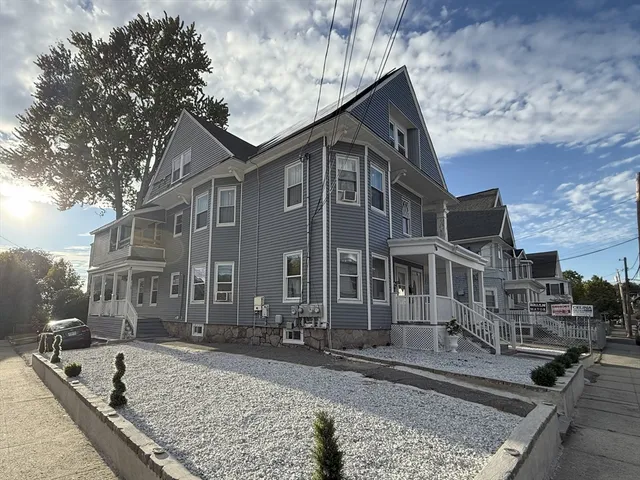 $2,100 | 4-6 Royal Street, Unit 3, Lawrence, MA 01841