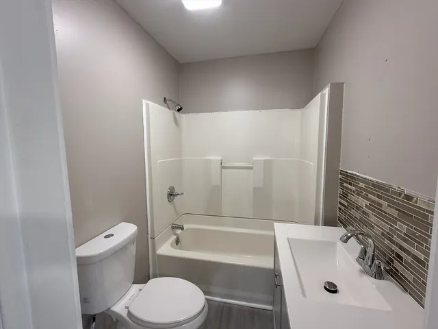 $2,100 | 4-6 Royal Street, Unit 3, Lawrence, MA 01841