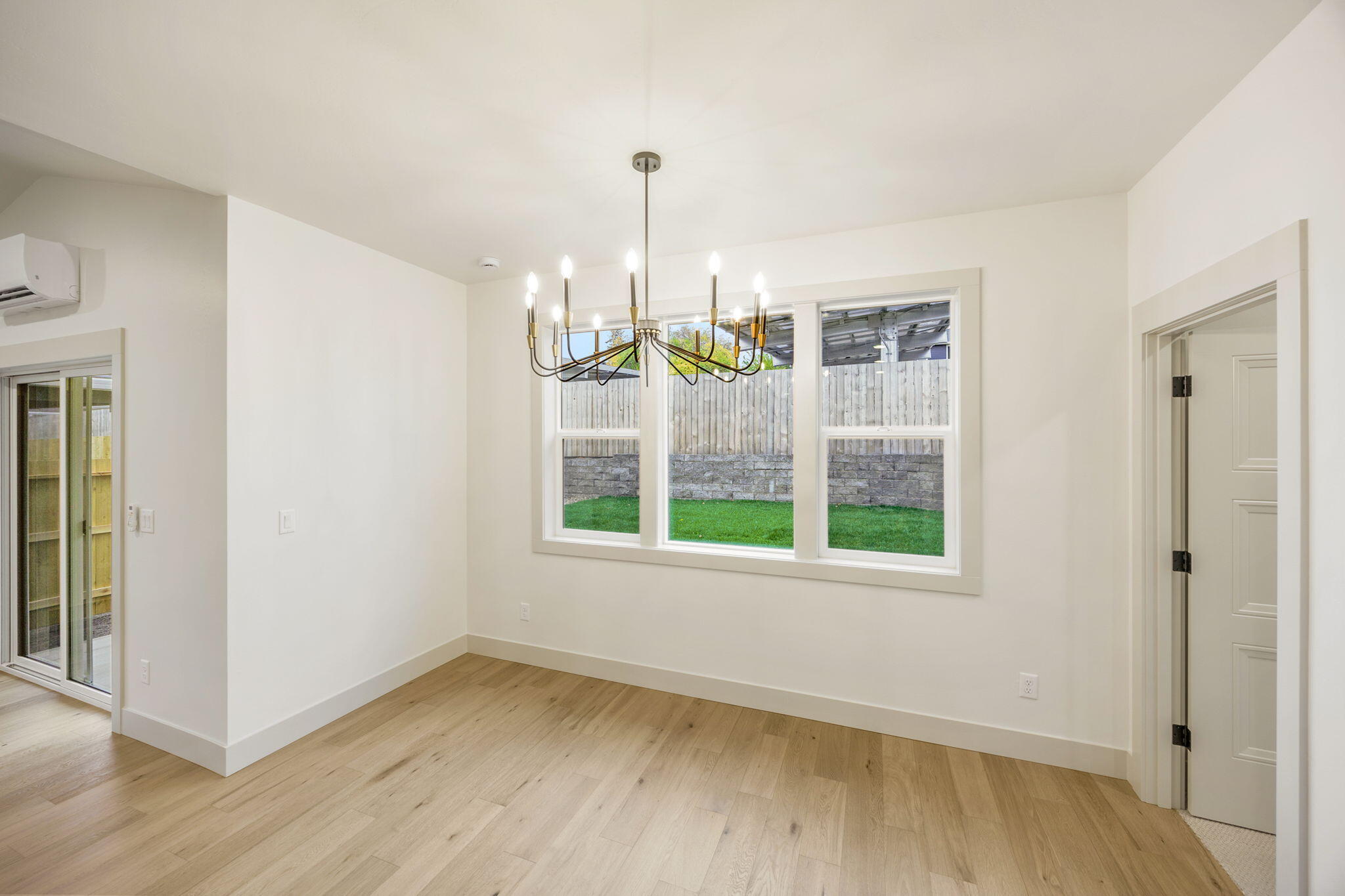 356 Randy Street Ashland, OR 97520 - Photo 16 of 41 Eating Area