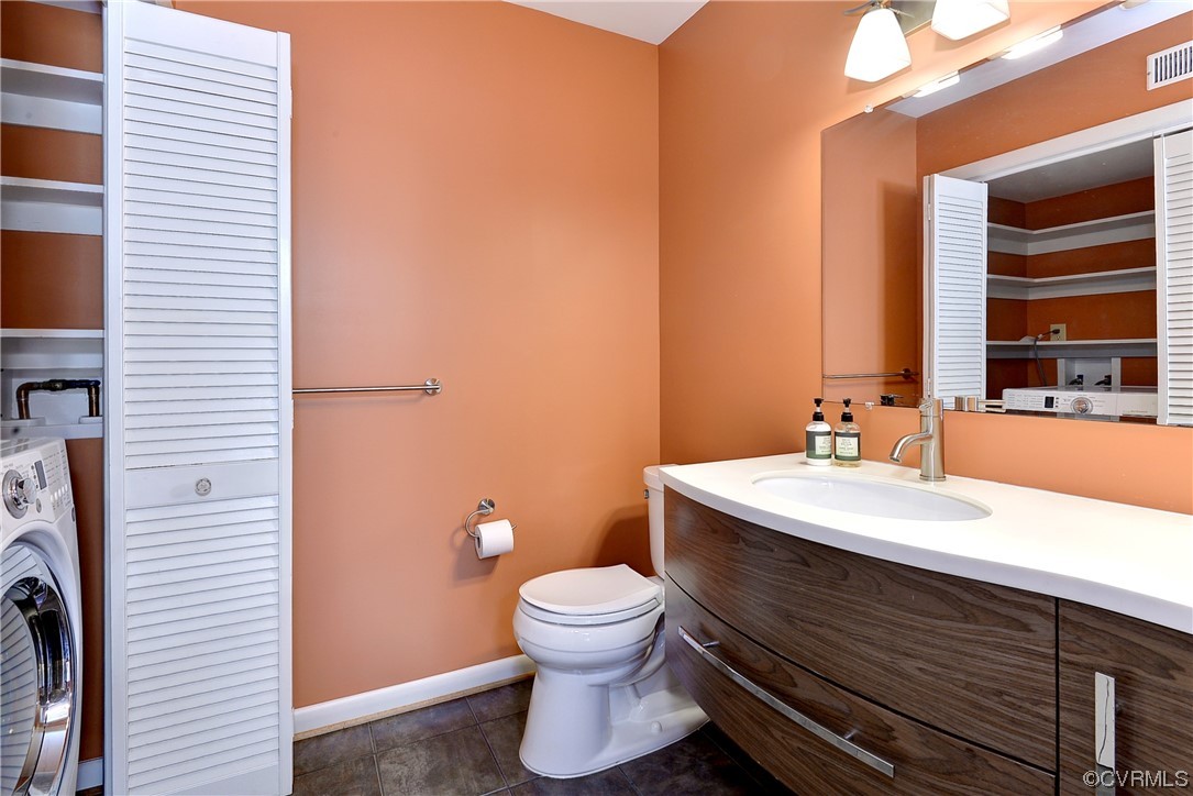 130 Cooley Road Williamsburg, VA 23188 - Photo 21 of 30 a bathroom with a toilet a sink and mirror