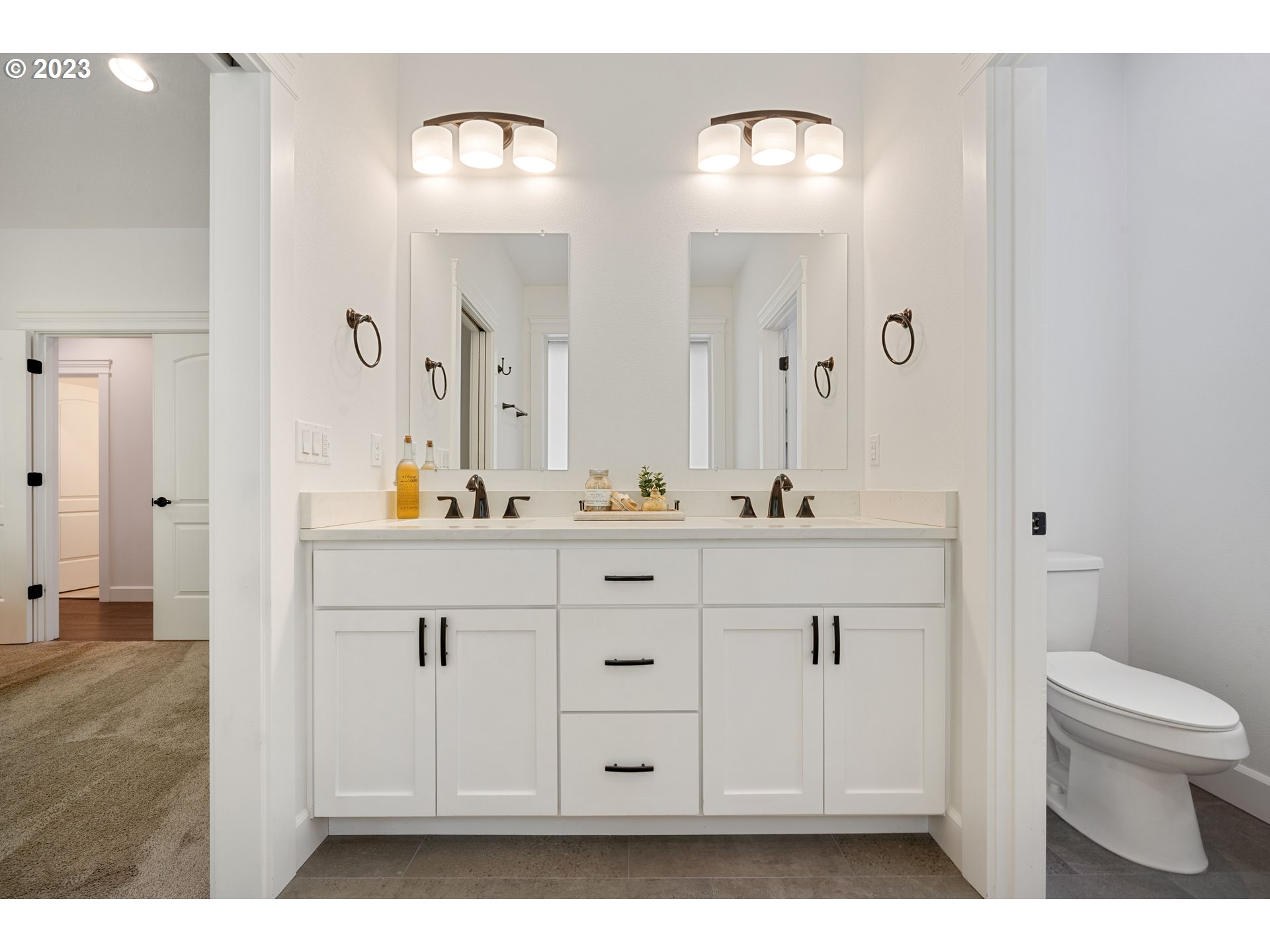 2514 South 19th Court Ridgefield, WA 98642 - Photo 17 of 34 a bathroom with a sink a toilet and a mirror