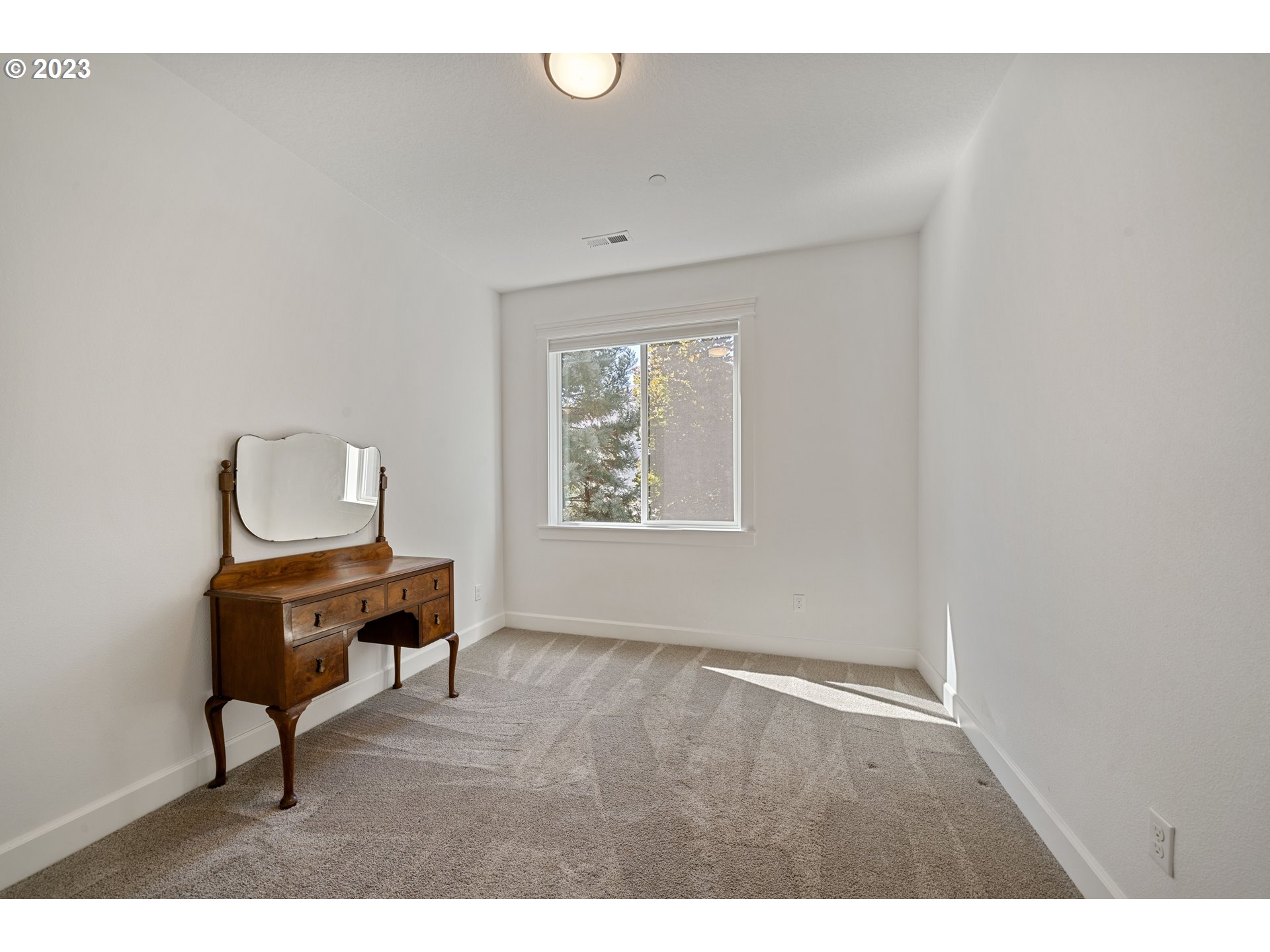 2514 South 19th Court Ridgefield, WA 98642 - Photo 20 of 34 a room with furniture and a window