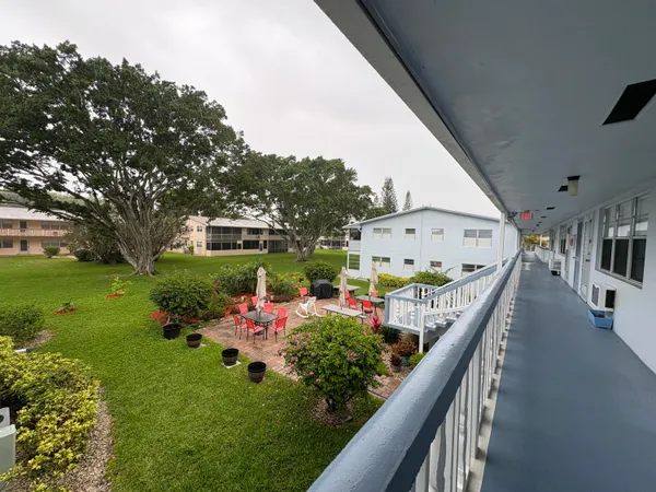 $1,200 | 151 Canterbury East, West Palm Beach, FL 33417