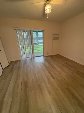 $1,200 | 151 Canterbury East, West Palm Beach, FL 33417