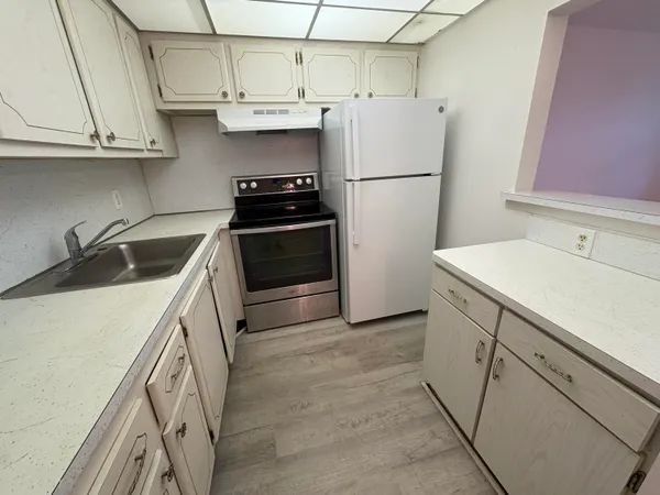 $1,200 | 151 Canterbury East, West Palm Beach, FL 33417